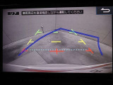 目視では確認しづらい車両後方を表示するカラーバックモニターが装備されています。スムーズな車庫入れや縦列駐車をサポートします。