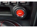 コックピットでまず目に入るチェリーレッドの専用スイッチ。中央に「STI」ロゴが輝き、水平対向エンジンを目覚めさせる瞬間のワクワク感を演出する、ファンにはたまらないアイテムです。