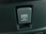 【POWEROUTLET】12V電源ソケットを設置しております。周辺機器の充電にご利用頂けます。