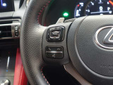 ステアリングスイッチ付き。前方から目を離すことなく操作することが可能です。