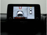 パノラミックビューモニター装備!サイドクリアランスビュー/コーナリングビュー・車両に取り付けたフロント、サイド、バックカメラの映像を合成して画面上に表示させ、車両をうしろ上空から見たような映像を表示。