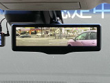 後席の人や荷物などで後方の視界が遮られてもインテリジェントルームミラーで後方カメラの映像が映りますので後方確認が良好です。
