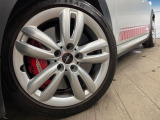 ●純正17インチアルミホイール:輸入車ならではの卓越した走りを支えるホイールと足回りです!日本車の走りに慣れている方にもぜひ体感して頂きたいほど、高いレベルでまとまっています!