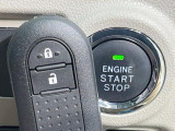 【スマートキー】カバンやポケットに入れたままでもドアの施錠・解錠が可能なスマートキーを装備。エンジンのオン・オフ時もカギを取り出す必要が無いからとっても便利です♪