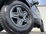 【16インチアルミホイール】外観にマッチしたアルミホイールを装着しております。各種アルミホイールや、スタッドレスタイヤも取扱いしております。是非ご相談ください♪