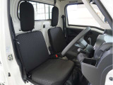 【清潔感のある運転席&助手席】隅々までクリーニングの行き届いた運転席&助手席。目立ったシミや汚れ等もございません。快適なドライブをどうぞ。