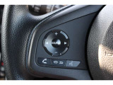 ハンドル左部分でオーディオ操作が可能です。運転中でも目線をずらさずに運転に集中できます。