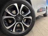 ●純正17インチアルミホイール:輸入車ならではの卓越した走りを支えるホイールと足回りです!日本車の走りに慣れている方にもぜひ体感して頂きたいほど、高いレベルでまとまっています!