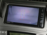 【バックカメラ】駐車時に後方がリアルタイム映像で確認できます。大型商業施設や立体駐車場での駐車時や、夜間のバック時に大活躍!運転スキルに関わらず、今や必須となった装備のひとつです!