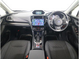 ■視界良好で運転しやすいコックピットです。シンプルで操作性の良いインパネ回りにデザインされ、SUBARUは安全性能に徹底的にまでこだわった視界設計を行っています。