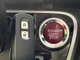 【Hondaスマートキー】カバンやポケットに入れたままでもドアの施錠・解錠が可能なスマートキーを装備。エンジンのオン・オフ時もカギを取り出す必要が無いからとっても便利です♪