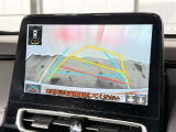 【バックガイドモニター】車両後方の映像をナビ画面に表示し、駐車などの後退操作をサポートします。
