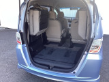 3列目シートは跳ね上げ式で収納が可能です。荷室が広くなり大きな荷物も積みやすくなります。買い物やアウトドアなど荷物が多い場面で便利です。