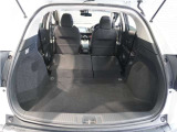 【トランクルーム】セカンドシートを折りたためば、低く広い床面が出現。大きなに荷物も収まります。