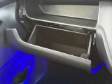 車検証などが収納できるグローブボックスも完備!