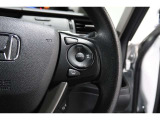 Hondaセンシングの機能のひとつ、アダプティブクルーズコントロール付!アクセルから足を離しても設定したスピードと前車との車間を保ち走行してくれます!車線維持もアシスト☆高速道路で疲労軽減ですね☆