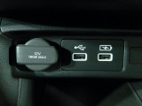 12V電源ソケットを設置しております。周辺機器の充電にご利用頂けます。便利なUSBジャックも付いています。