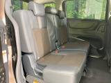 後部座席も気になるようなキズ・汚れやへたり等、大きなダメージはなく、良好な状態です。