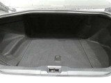 開口部の広いラッゲージスペース。スーツケースや旅行カバン、ゴルフバックなどの荷物も楽々積み込めます。