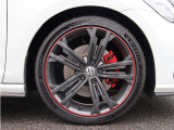 GTI専用スポーツサスペンション、レッドキャリパー、225/40R18タイヤ/7.5Jx18アルミホイール(5ダブルスポーク