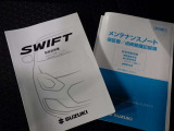 メンテナンスノート、取扱説明書です。 その車の整備記録が事細やかに記録されています。 車が生まれてから今までどのような道を歩んできたのか判るとても重要な物ですよ。