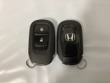 スマートキーを装備しています。鍵を差し込むことなくドアロックの開け閉めと、スタートボタン操作でのエンジンスタートができます。スペアキーも同じものを用意しております。