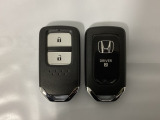 スマートキーを装備しています。鍵を差し込むことなくドアロックの開け閉めと、スタートボタン操作でのエンジンスタートができます。スペアキーも同じものを用意しております。