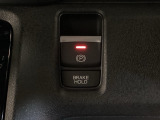 セレクトレバーの右に電子制御パーキングブレーキがあります。スイッチひとつで、停車した地点の傾斜などをシステムが検知・判断してブレーキ力を自動的に最適制御し、しっかり停車できるパーキングシステムです。