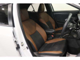 【運転席】ブラック/ブラウン基調のインテリアにレザーシート(合皮※メーカー基準)。シートリフターで座面の高さを調整可能です。シートヒーター・フロアマット付です。