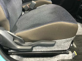 運転席は座面の上下調整ができ適切なドライビングポジションで運転できますよ♪