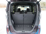 ラゲッジスペースも必要十分なスペースを確保しております♪ちょっとした荷物や洗車道具セットなど常備しておきたい物を積んでおけます♪