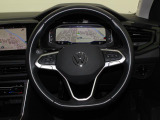 Volkswagen全車共通の上質な本革を使用した手触りのしっとりとしたステアリングです。唯一素肌が触れるハンドルは上位モデルと同じ握り心地になっております。