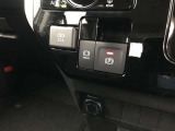 電動パーキングブレーキ付き。シフトをPポジションに入れると自動でパーキングブレーキが掛かります。DレンジやRレンジに入れてアクセルを踏むと、自動でパーキングブレーキが解除されます。