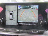 【アラウンドビューモニター装備】 バックカメラによる後方の確認だけでなく4つのカメラで真上から見ている様に周囲360度を写し出し、自車周辺の詳細な状況を確認出来ます。狭い場所での取り回しも安心です。