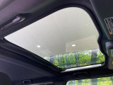 【ガラスルーフ】ガラスルーフ搭載で車内の解放感が一気にアップ!開放的なドライブをお楽しみいただけます。