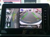 【アラウンドビューモニター】空から見下ろすような視点で、スムースな駐車と安全確認をサポートします。