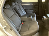 リアシートは足元も広く、長距離運転になってもゆったりとできるように、カップホルダー付きアームレストがついてます。
