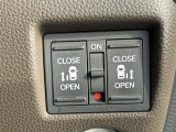 両側電動スライドドアのスイッチ付です。車内からもスイッチひとつで楽にドアの開閉が可能です。電動なので開閉時に力を使う必要がなく、半ドアになることもありません!