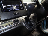 【シフトまわり】インパネシフトで足元が広く使えます。操作もしやすく、丁寧に使用されており良好な状態です。