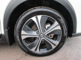 純正のアルミホイールが装着されてます。ボディデザインとマッチしておりカッコイイですね。