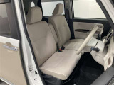 ベンチシートは、背もたれと座面が広く開放的です。また、助手席から運転席に移動がスムーズに行えます。