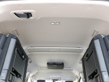 ルーフビームガーニッシュもついていて、車内照明も完備しております!
