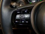 【ステアリングリモコン】ステアリングにオーディオ調節可能なスイッチが装備されていますので運転中でも視線をそらさずにオーディオの調節が可能です!