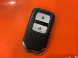 【ホンダスマートキー】鍵をバッグやポケットに入れたままでも、ドアの施錠開錠が簡単です。スマートキーとパワースイッチで、エンジンを始動停止します。