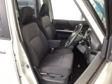 フロント広々、ベンチシートの運転席は、ハイトアジャスターが付いているので、快適にドライブができます。ハンドルはチルトステアリングで、ハンドル位置を上下に調節できます。