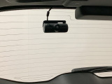 後方にもドライブレコーダーのカメラが付いています。前後両方でお車の周りを監視・記録いたします。