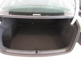奥行きがあり容量十分なトランクスペースは後席を倒してトランクスルーも可能です