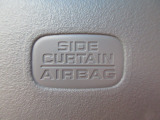 サイドカーテンエアバックシステムは、側面衝突時に大人から子供までさまざまな体格の乗員の頭部や頚部を広範囲で保護。特にセンターピラーへの頭部衝突を防ぐ展開性能を実現しています。