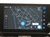 ディスプレイオーディオ(コネクティッドナビ対応)PLUS搭載。T-Connectご契約で2030年1月まで無償で利用できるナビ(期限到来後は有償)と、解約後も利用できる車載ナビが搭載されています。