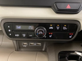 セレクトレバーの左上にプラズマクラスター付き・オートエアコンがついてますので簡単操作で快適に過ごせます。シートヒータースイッチ内蔵で前席の左右別々に2段階の温度設定ができます。